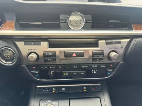 Used 2015 Lexus ES 350 w/ Luxury Pkg & Navigation w/ Luxury Package FWD image 22