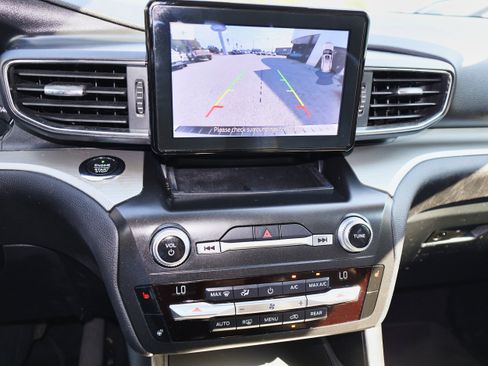 Used 2020 Ford Explorer XLT w/ Equipment Group 202A image 22