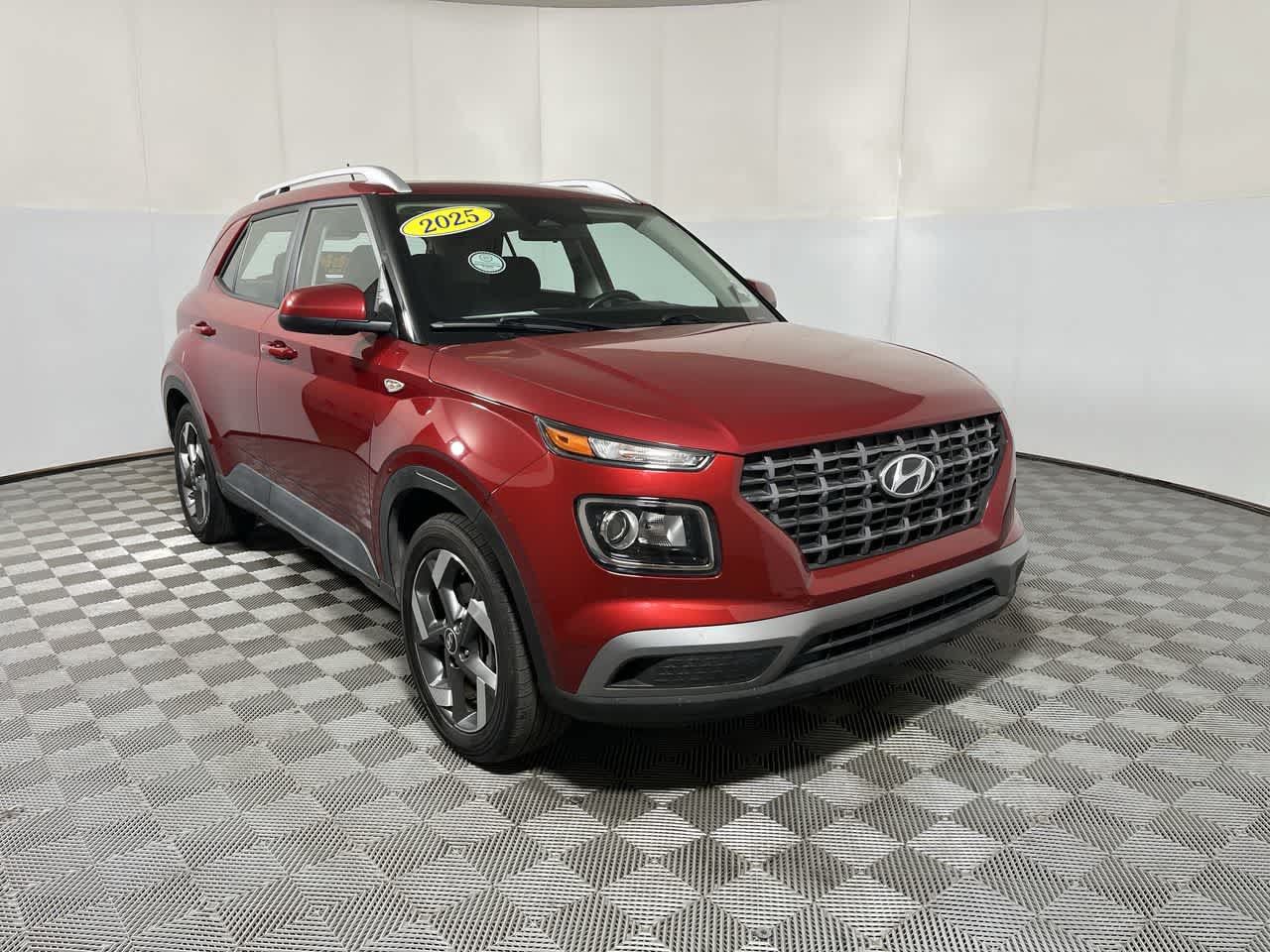 Used 2025 Hyundai Venue SEL FWD image 2