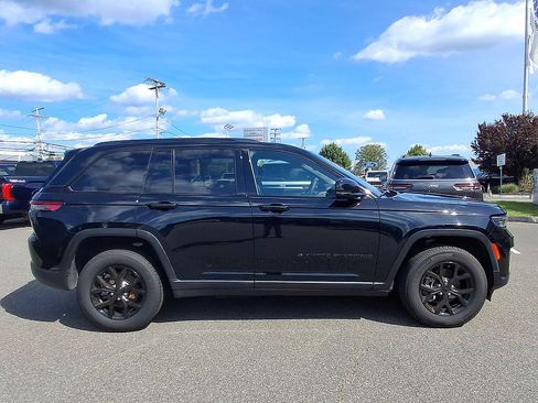Used 2024 Jeep Grand Cherokee Altitude AWD/4WD image 9