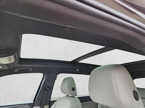 Used 2023 Volkswagen Tiguan SE R-Line image 10