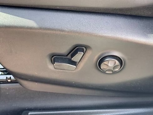Used 2025 Chrysler Pacifica Select FWD image 10