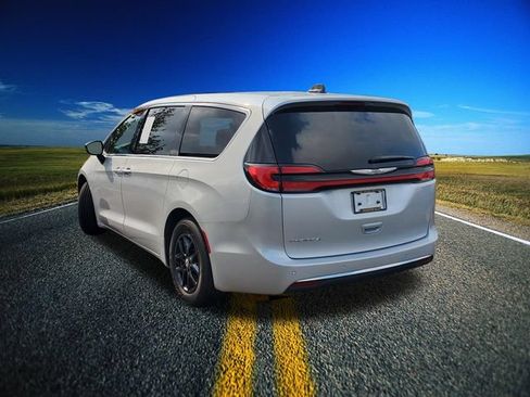 Used 2024 Chrysler Pacifica Touring-L FWD image 30