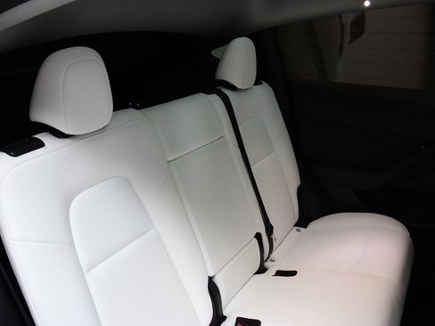 Used 2022 Tesla Model Y Long Range image 28