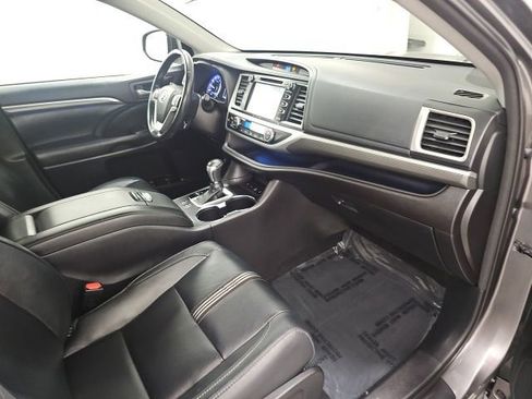 Used 2018 Toyota Highlander SE image 39