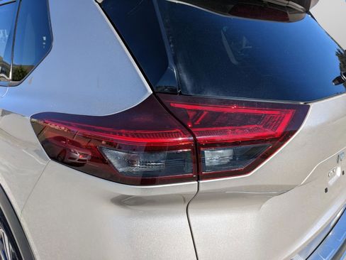 Used 2021 Nissan Rogue Platinum image 13