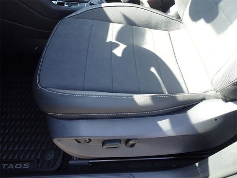 Certified 2024 Volkswagen Taos SE image 11