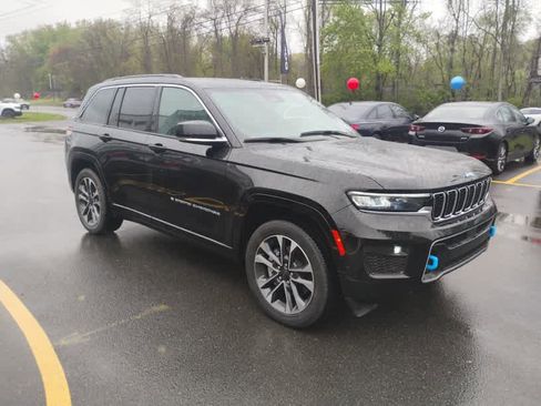 Used 2024 Jeep Grand Cherokee Overland w/ Luxury Tech Group IV AWD/4WD image 2