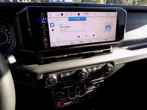 Certified 2024 Jeep Gladiator Rubicon w/ Technology Group image 25