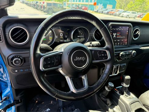 Used 2023 Jeep Wrangler Unlimited Sahara w/ Cold Weather Group AWD/4WD image 17