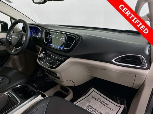 Used 2024 Chrysler Pacifica Touring-L image 28