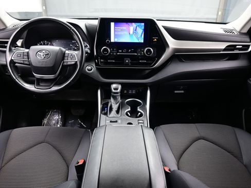 Used 2024 Toyota Highlander LE AWD/4WD image 18