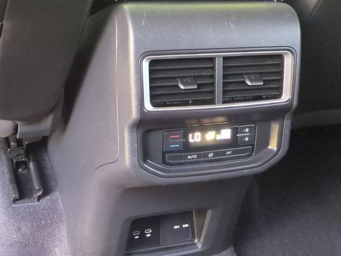 Used 2024 Volkswagen Atlas SE AWD/4WD image 25