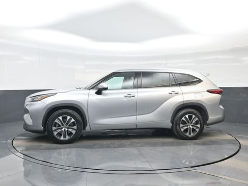 Used 2020 Toyota Highlander XLE FWD image 3