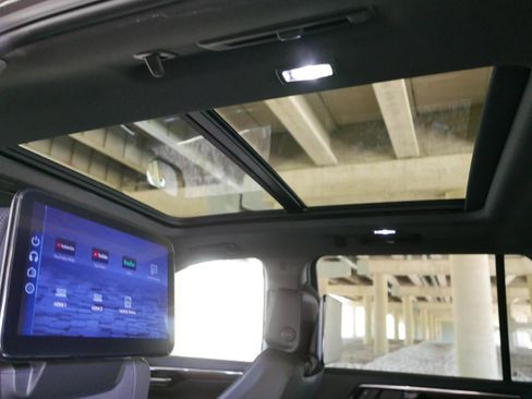 Used 2025 Chevrolet Suburban High Country AWD/4WD image 25