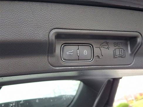 Used 2022 Ford Explorer XLT w/ Equipment Group 202A image 30