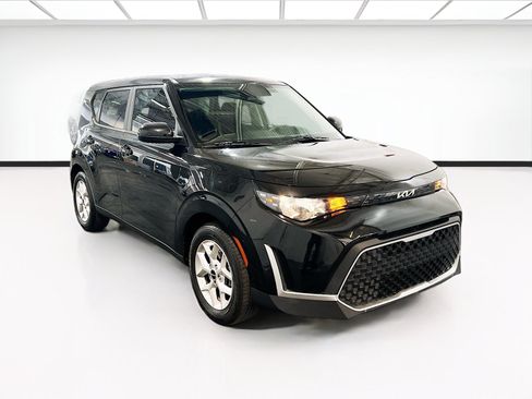 Used 2023 Kia Soul LX w/ LX Technology Package FWD image 3