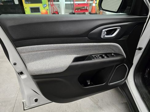 Certified 2022 Jeep Compass Latitude image 12