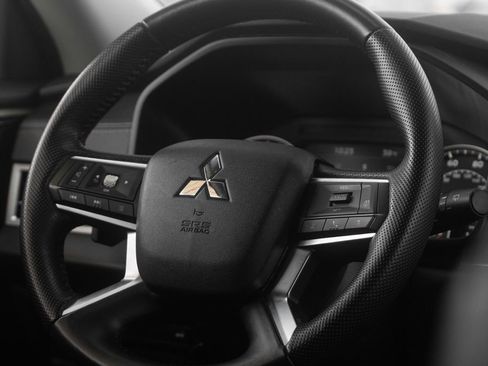 Used 2024 Mitsubishi Outlander SE Black Edition image 28