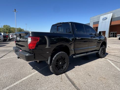 Used 2018 Nissan Titan SV image 5