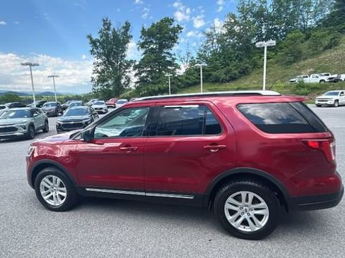 Used 2019 Ford Explorer XLT w/ Equipment Group 202A AWD/4WD image 6