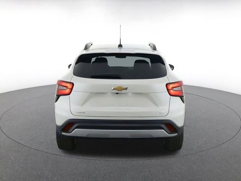 Used 2025 Chevrolet Trax LT FWD image 8
