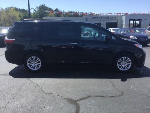 Used 2017 Toyota Sienna XLE w/ XLE Navigation Package FWD image 6