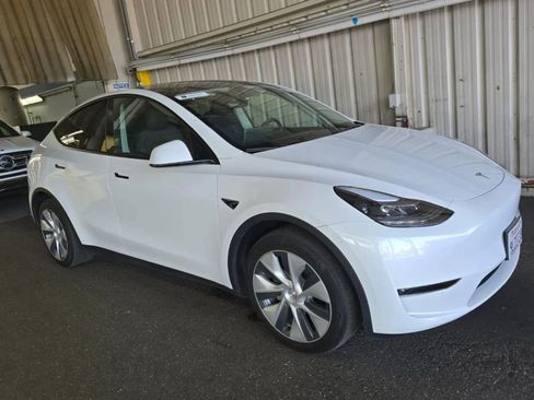 Used 2024 Tesla Model Y Long Range AWD/4WD image 4
