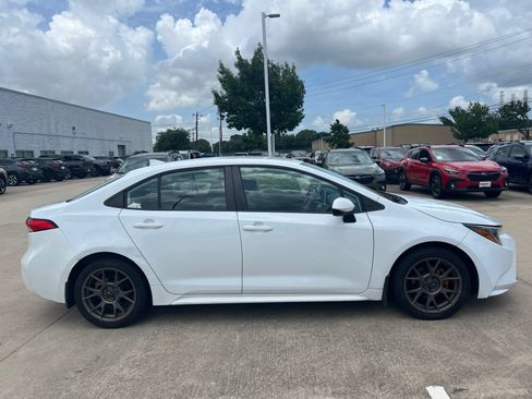 Used 2020 Toyota Corolla LE FWD image 2