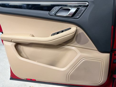 Certified 2025 Porsche Macan image 22