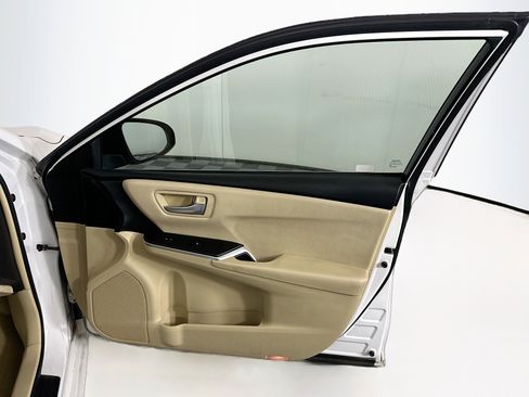 Used 2015 Toyota Camry XLE image 28