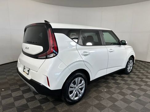 Used 2023 Kia Soul LX image 3