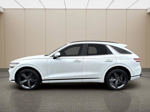 Used 2022 Genesis GV70 3.5T Sport w/ Sport Prestige Package image 2