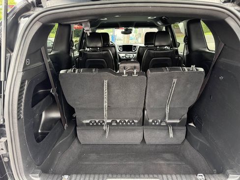 Used 2022 Chrysler Pacifica Touring-L w/ S Appearance Package FWD image 9