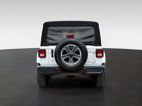 Used 2018 Jeep Wrangler Unlimited Sahara AWD/4WD image 6