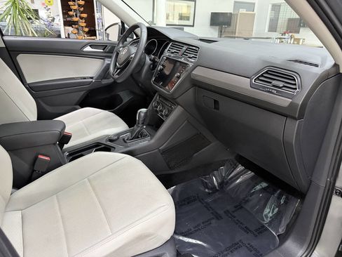 Used 2020 Volkswagen Tiguan SE w/ Panoramic Sunroof Package image 18