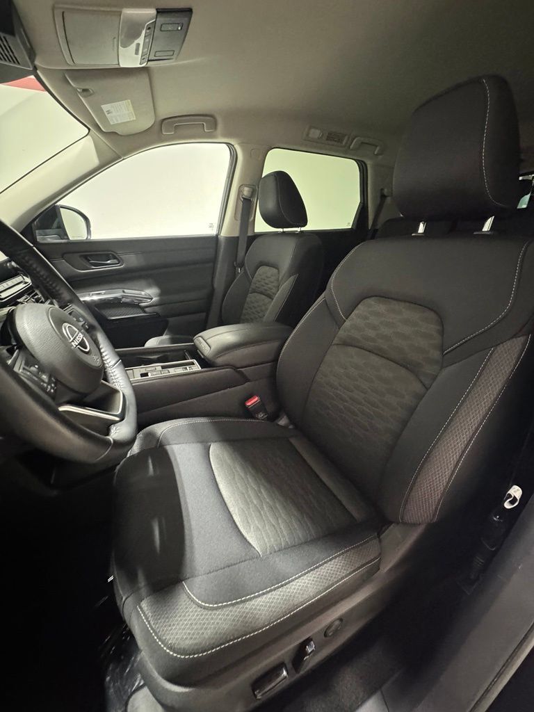 Used 2023 Nissan Pathfinder SV FWD image 11