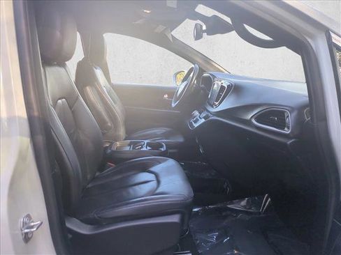 Used 2020 Chrysler Pacifica Touring-L image 23