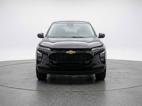 Used 2025 Chevrolet Trax LT FWD image 2