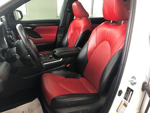 Used 2022 Toyota Highlander XSE AWD/4WD image 10