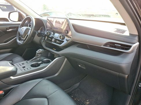 Used 2023 Toyota Highlander XLE image 11