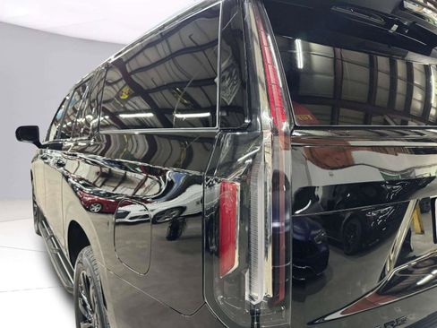 Used 2022 Cadillac Escalade ESV Premium Luxury AWD/4WD image 16