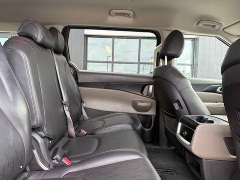 Used 2025 Kia Carnival FWD image 12
