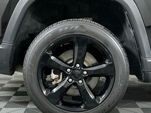 Used 2024 Jeep Grand Cherokee L Altitude AWD/4WD image 9