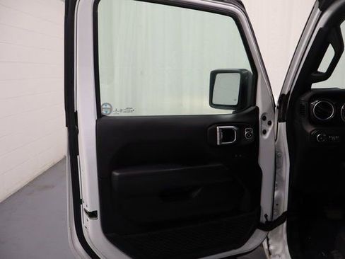 Used 2020 Jeep Wrangler Unlimited Sahara image 9