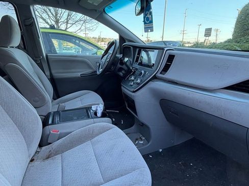 Used 2016 Toyota Sienna LE image 9