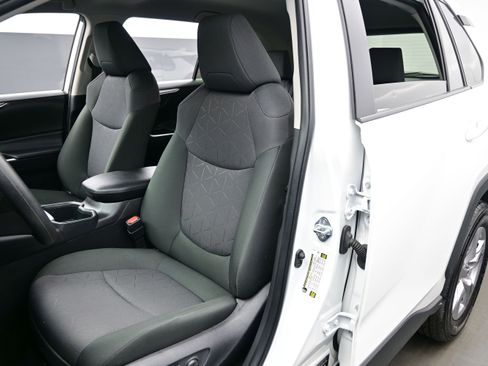 Used 2025 Toyota RAV4 XLE AWD/4WD image 12