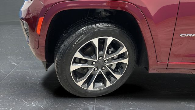 Used 2023 Jeep Grand Cherokee Overland w/ Luxury Tech Group IV AWD/4WD image 39
