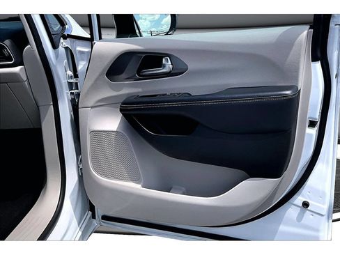 Used 2024 Chrysler Pacifica Touring-L FWD image 45