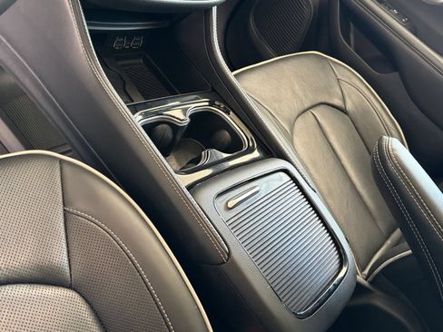 Used 2025 Chrysler Pacifica Limited FWD image 16